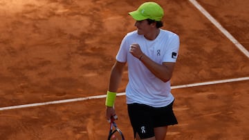 MADRID, 24/04/2025.- El tenista brasilero Jo?o Fonseca en acci¨®n ante el dan¨¦s Elmer M?ller durante el partido individual masculino de la ronda de 128 del Madrid Open que disputaron este jueves en la Caja M¨¢gica en la capital espa?ola. EFE/ Juanjo Mart¨ªn