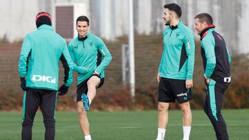 LEZAMA (BIZKAIA)., 13/01/2025.- Galarreta (2i) calienta durante el entrenamiento con el que el Athletic de Bilbao ha comenzado este lunes a preparar el partido de octavos de final de la Copa del Rey del próximo jueves ante Osasuna. EFE/ Miguel Toña