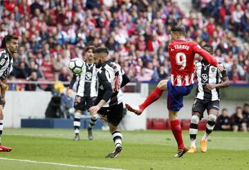 ¡Fernando Torres anota en el día del niño! Correa consigue poner un centro perfecto al interior del área y Torres la pega con la derecha al segundo palo.