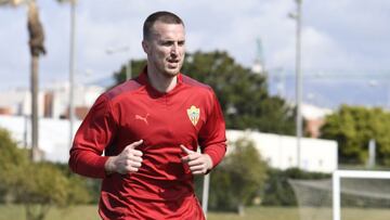 El Almería continúa buscando otro central