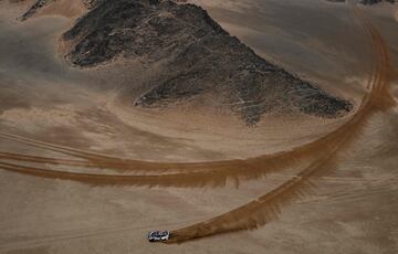 Vista aérea del coche del piloto francés Guerlain Chicherit y su copiloto Alex Winocq durante la etapa de hoy. 