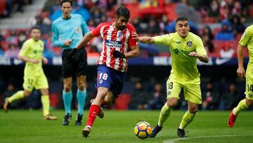 Arambarri disputa un balón a Diego Costa enb el partido del pasado sábado.