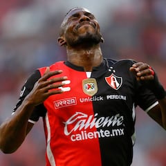 Julián Quiñones fue operado con éxito de la rodilla