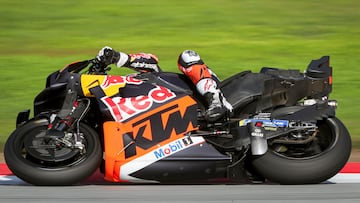 Acosta, avec la KTM MotoGP lors de la pré-saison à Barcelone.