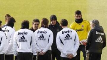 <b>CHARLA. </b>Mourinho habló con los jugadores durante cinco minutos antes de empezar el entrenamiento.