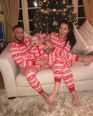 Connor McGregor junto a su mujer y su hijo con pijamas navideños.