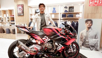 Jorge Martín, junto a su Aprilia.