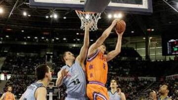 <b>REBOTES. </b>De poco sirvió a los valencianos dominar los tableros.