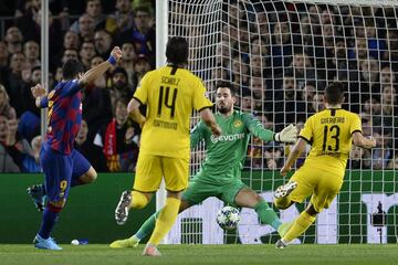 1-0. Luis Suárez marcó el primer gol.