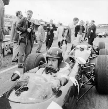 Graham Hill, conocido como Mr. Monaco, (ganó 5 pruebas en 7 años) es el único piloto en conseguir la Triple Corona al conseguir el título de Fórmula 1 (1962 y 1968), las 500 Millas de Indianapolis (1966) y las 24 horas de Le Mans (1972).