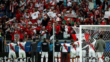 CAF24227. PORTO ALEGRE (BRASIL), 04/07/2019.- Jugadores de Per&uacute; celebran con la afici&oacute;n durante el partido Chile-Per&uacute; de semifinales de la Copa Am&eacute;rica de F&uacute;tbol 2019, en el Estadio Arena do Gr&ecirc;mio de Porto Alegre,