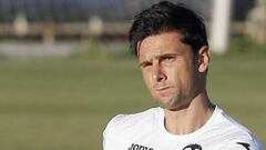 El delantero portugu&eacute;s H&eacute;lder Postiga, durante el entrenamiento de su nuevo equipo, el Valencia.