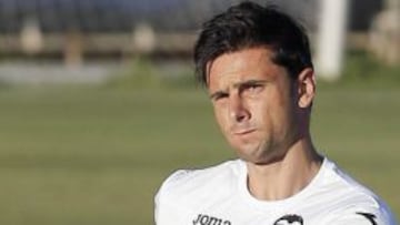 El delantero portugu&eacute;s H&eacute;lder Postiga, durante el entrenamiento de su nuevo equipo, el Valencia.