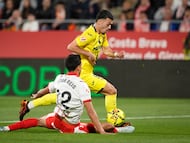 GIRONA (CATALUÑA), 06/04/2026.- El delantero francés del Villarreal Georges Mikautadze (d) se escapa del brasileño Vitor Reis, del Girona, durante el partido de la jornada 30 de LaLiga EA Sports que disputan el Girona FC y el Villarreal CF, este lunes en el estadio municipal de Montilivi, en Girona (Cataluña). EFE/ David Borrat