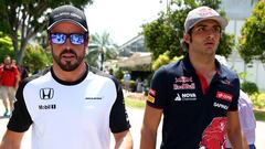 Carlos Sainz to replace fellow Spaniard Fernando Alonso at McLaren Next Season - KUALA LUMPUR, MALAYSIA - MARCH 26: Fernando Alonso of Spain and McLaren Honda walks with Carlos Sainz of Spain and Scuderia Toro Rosso to the drivers' press conference during