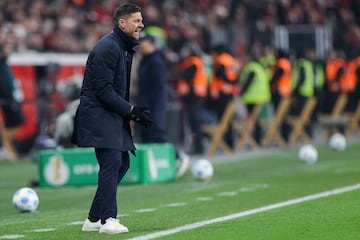 LEVERKUSEN (Germany), 05/02/2025.- Head coach Xabi Alonso of Leverkusen gives instructions during the German DFB Cup quarter final soccer match between Bayer Leverkusen and Cologne in Leverkusen, Germany, 05 February 2025. (Alemania, Colonia) EFE/EPA/CHRISTOPHER NEUNDORF CONDITIONS - ATTENTION: The DFB regulations prohibit any use of photographs as image sequences and/or quasi-video.
