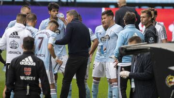 &Oacute;scar Garc&iacute;a conversa con sus jugadores durante la pausa para hidratarse en la primera parte del partido contra el Villarreal en Bala&iacute;dos.