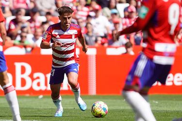 El jugador del equipo nazarí se encargó de adelantar a su equipo ante Las Palmas. Tras una mala racha del equipo, Melendo recuperó la ilusión de la grada de Los Cármenes con un gol en el que demostró ser el más listo de la clase.