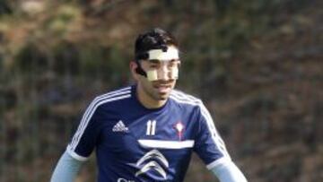 Charles, con la máscara.