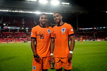 A pesar de nacer juntos Quinten y Jurrien Timber jugaron juntos su primer partido oficial juntos en la Selección de Países Bajos. Justin juega en el Arsenal y Quinten en el Feyenoord.