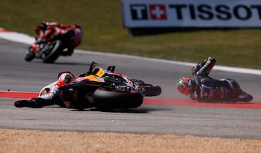 Miguel Oliveira se quedó sin salir de la pista, paralizado por el dolor debido al impacto.