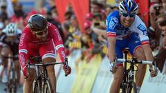 FDJ&#039;s Italian rider Davide Cimolai (R) crosses the finish line to win, followed by Cofidis&#039; French rider Nacer Bouhanni after the first stage of the 97th Volta Catalunya 2016, a 178,9 km ride starting and finishing in Calella, on March 20, 2017. / AFP PHOTO / Josep Lago