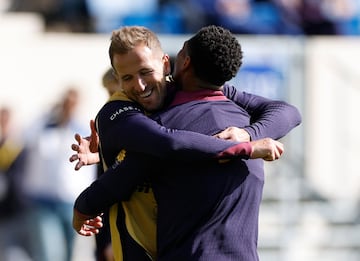 Harry Kane y Jude Bellingham, jugadores de la Selección inglesa, se abrazan durante una sesión de entrenamiento.