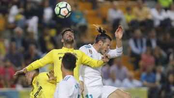 &Aacute;lvaro y Bale disputan un bal&oacute;n a&eacute;reo.