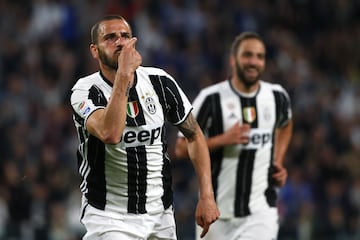 Jugador capital en la Juventus durante los últimos años, club al que llegó en 2010, el central italiano ha sido uno de los bombazos de este mercado estival y del renovado Milan. Un supuesto enfrentamiento con algunos compañeros tras a final de Champions que la Juve perdió ante el Real Madrid, posible razón de su fuga. En el Milan será el nuevo ídolo, ya es capitán.