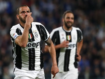 Jugador capital en la Juventus durante los últimos años, club al que llegó en 2010, el central italiano fue uno de los bombazos del mercado estival y del renovado Milán en el año 2017. Un supuesto enfrentamiento con algunos compañeros tras la final de la Champions que el equipo bianconero perdió ante el Real Madrid fue una posible razón de su fuga. Regresó al cabo de una temporada...