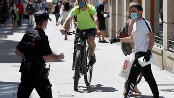 GRAF9717. LUGO, 30/06/2020.- Nueva normalidad en las calles de Lugo, este martes, con el uso generalizado de mascarillas quirúrgicas mientras la Xunta de Galicia ha prohibido el uso de mascarillas de válvula, y obliga a llevar mascarilla en gran parte de los espacios públicos. EFE/ Eliseo Trigo