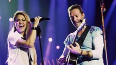 Shakira y Chris Martin, vocalista de Coldplay, cantando juntos en el Global Citizen Festival