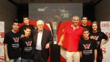 Lolo Sainz y Joe Arlauckas posan con varios aficonados junto al trofeo de la Euroliga.