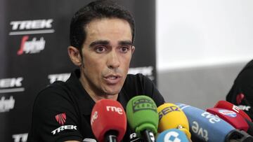 Alberto Contador atiende a los medios de comunicaci&oacute;n durante la pasada Vuelta a Espa&ntilde;a.