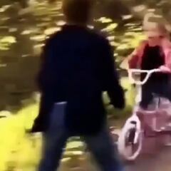 Una madre salva a su bebé in extremis de un atropello en bici