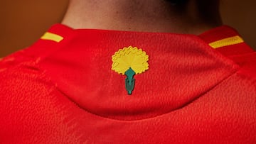 El motivo por el que la nueva camiseta de España tiene una flor amarilla en la espalda