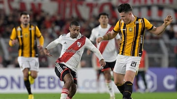 River Plate's Uruguayan midfielder Nicolas de la Cruz (L) and The Strongest's Argentine forward Eugenio Isnaldo fight for the ball during the Copa Libertadores group stage second leg football match between Argentina's River Plate and Bolivia's The Strongest, at the Monumental stadium in Buenos Aires, on June 27, 2023. (Photo by JUAN MABROMATA / AFP)
