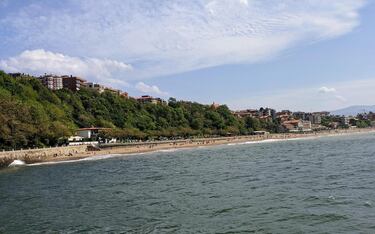 La Playa de Ereaga, ubicada en Getxo entre el Puerto Viejo de Algorta y el espigón de Arriluce, es una de las playas urbanas más emblemáticas de Bizkaia. Con más de 800 metros de arena fina y dorada, ofrece un entorno perfecto para disfrutar del sol, el baño y una amplia variedad de deportes acuáticos como surf, piragüismo, vela y bodyboard [Playa de Ereaga].

Además de su belleza natural, Ereaga destaca por su excelente equipamiento: duchas, aseos, zonas infantiles, merenderos, alquiler de hamacas y sombrillas, y una gran oferta de bares y restaurantes cercanos. Es también famosa por sus torneos de fútbol playa y su accesibilidad, tanto en transporte público como a pie.
Es muy popular entre surfistas por sus olas cortas e intensas, y también ofrece actividades como piragüismo, vela y parapente. Además, cuenta con servicios como duchas, merenderos, cursos de surf y alquiler de piraguas, lo que la convierte en un destino ideal tanto para la aventura como para el descanso.

Un rincón donde el Cantábrico se muestra en todo su esplendor y la naturaleza se vive sin filtros.