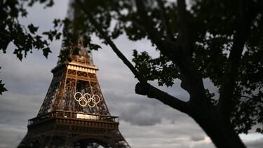Vistas a la Torre Eiffel, con los anillos olímpicos.