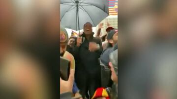 Barcelona: Euphoric former star Kluivert celebrates Clásico win