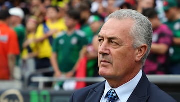 CHICAGO, ILLINOIS - JUNE 05: Head coach Gustavo Alfaro of Ecuador watches action prior to an International friendly match against Mexico at Soldier Field on June 05, 2022 in Chicago, Illinois.   Stacy Revere/Getty Images/AFP
== FOR NEWSPAPERS, INTERNET, TELCOS & TELEVISION USE ONLY ==