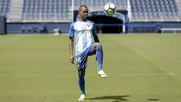 Diego Rolan, en La Rosaleda durante su presentaci&oacute;n.