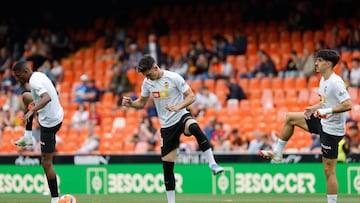 VALENCIA, 10/05/2025.- Los jugadores del Valencia durante el calentamiento antes del partido de LaLiga EA Sports disputado este sábado en el Estadio de Mestalla en Valencia. EFE/Ana Escobar