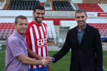 Javi Álamo como nuevo jugador del Girona, junto a Delfí Geli y Quique Cárcel.