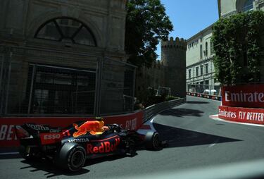 Checo Pérez se va enojado de la clasificación en Bakú