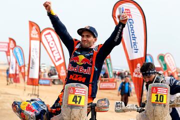 El motociclista argentino Kevin Benavides celebra su segundo título en el Dakar. El primero fue en 2021.
El piloto de 34 años se proclamó campeón tras superar al australiano Toby Price por 43 segundos en la general. Junto a Benavides está Skyler Howes, el motociclista estadounidense quedó tercero en la general tras Benavides y Price.