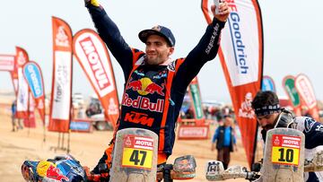 El motociclista argentino Kevin Benavides celebra su segundo título en el Dakar. El primero fue en 2021.
El piloto de 34 años se proclamó campeón tras superar al australiano Toby Price por 43 segundos en la general. Junto a Benavides está Skyler Howes, el motociclista estadounidense quedó tercero en la general tras Benavides y Price.