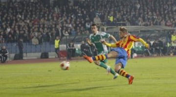 El centrocampista del Valencia, Fede Cartabia, marca el segundo gol de su equipo ante el Ludogorets Razgrad, durante el partido de ida de los octavos de final de la Liga Europa, en el estadio nacional Vasil Levski, en Sofía, Bulgaria.