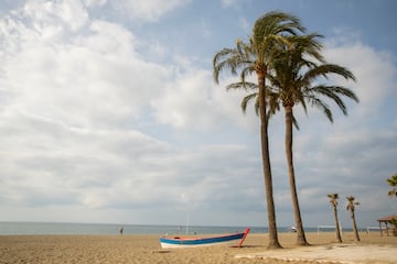 La provincia andaluza disfruta de un clima agradable todo el a?o, en invierno durante el da, es fcil pasar de los 20?. La temperatura del agua es fresquita, eso s. En la foto, la Playa de la Rada.