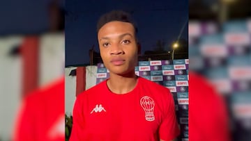 “Soy un chico muy habilidoso que le gusta sostener el balón”